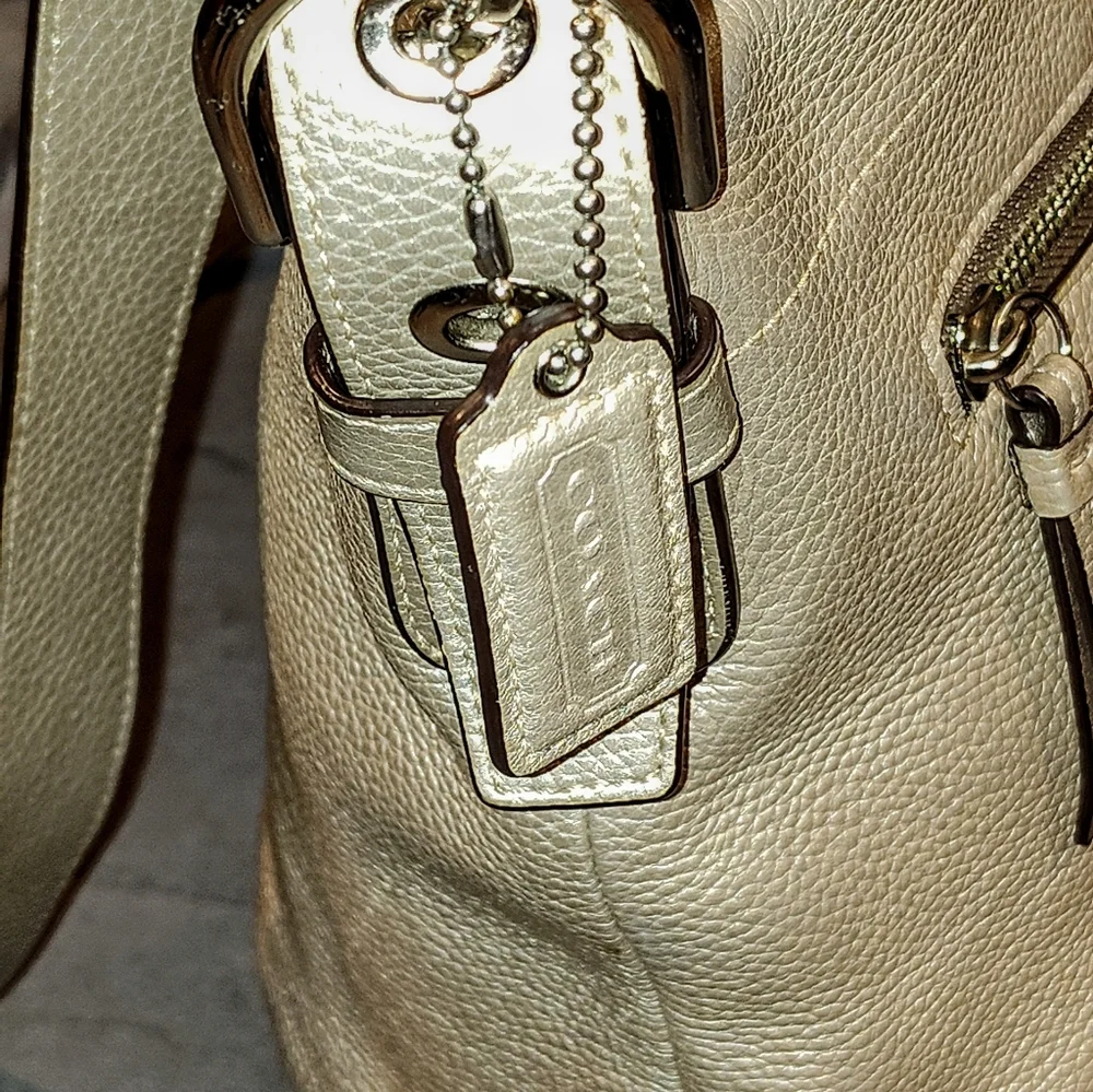 EUC COACH BEIGE/GOLD METALLIC PEBBLED LEATHER SHOUDLER BAG ADJUSTABLE STRAP